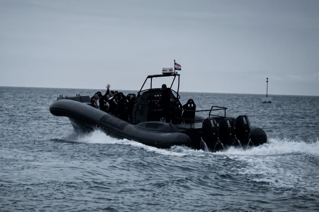 Bura-X taktički RIB s tri vanbrodska motora u brzoj vožnji preko mora